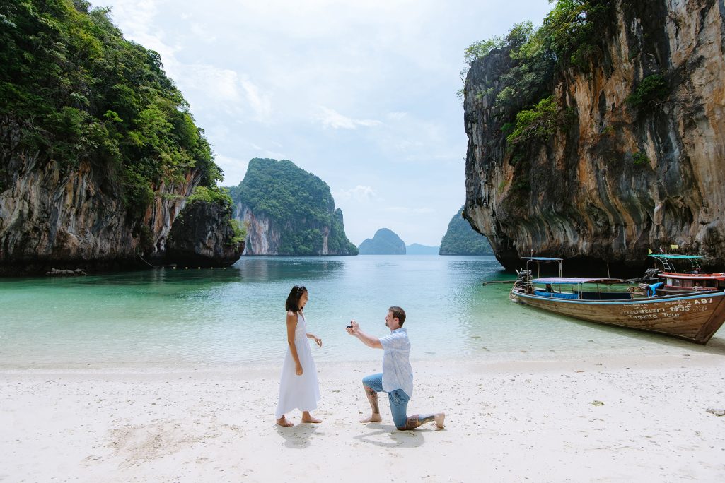 Krabi surprise proposal photographer, Krabi surprise proposal photography, Krabi surprise proposal photo at Hong island Krabi, Krabi surprise proposal planner, Krabi wedding planner, Krabi wedding decoration, Romantic on the beach at Krabi