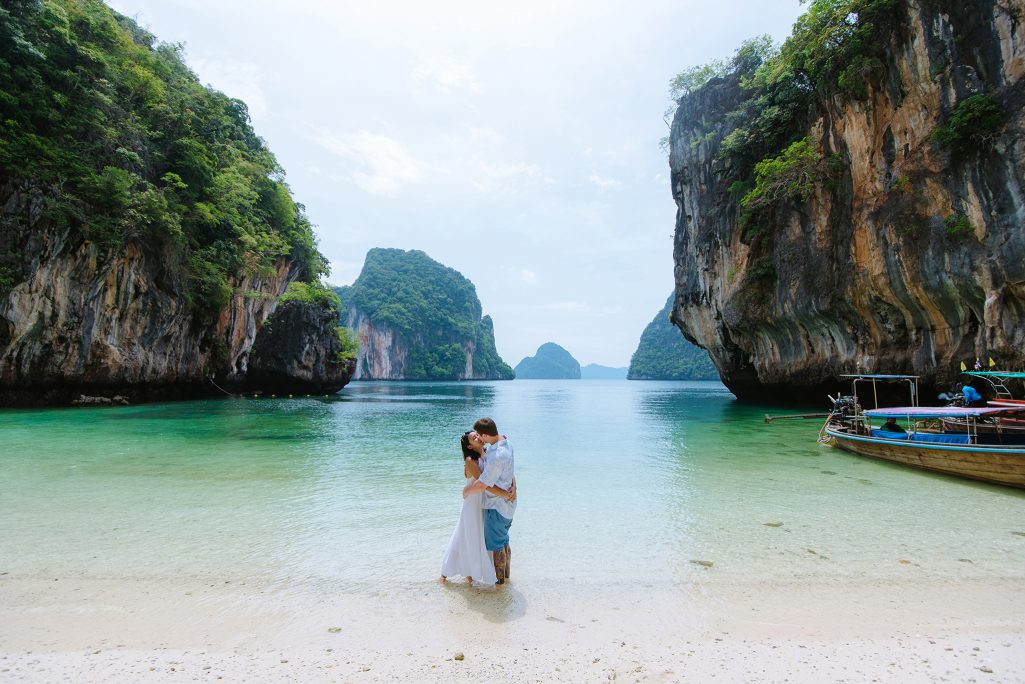 Krabi surprise proposal photographer, Krabi surprise proposal photography, Krabi surprise proposal photo at Hong island Krabi, Krabi surprise proposal planner, Krabi wedding planner, Krabi wedding decoration, Romantic on the beach at Krabi