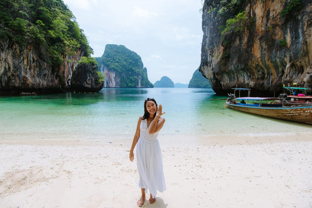 Krabi surprise proposal photographer, Krabi surprise proposal photography, Krabi surprise proposal photo at Hong island Krabi, Krabi surprise proposal planner, Krabi wedding planner, Krabi wedding decoration, Romantic on the beach at Krabi