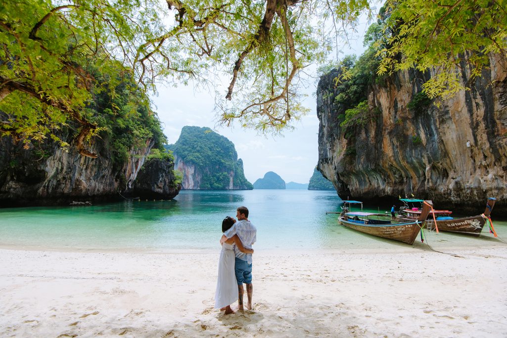 Krabi surprise proposal photographer, Krabi surprise proposal photography, Krabi surprise proposal photo at Hong island Krabi, Krabi surprise proposal planner, Krabi wedding planner, Krabi wedding decoration, Romantic on the beach at Krabi