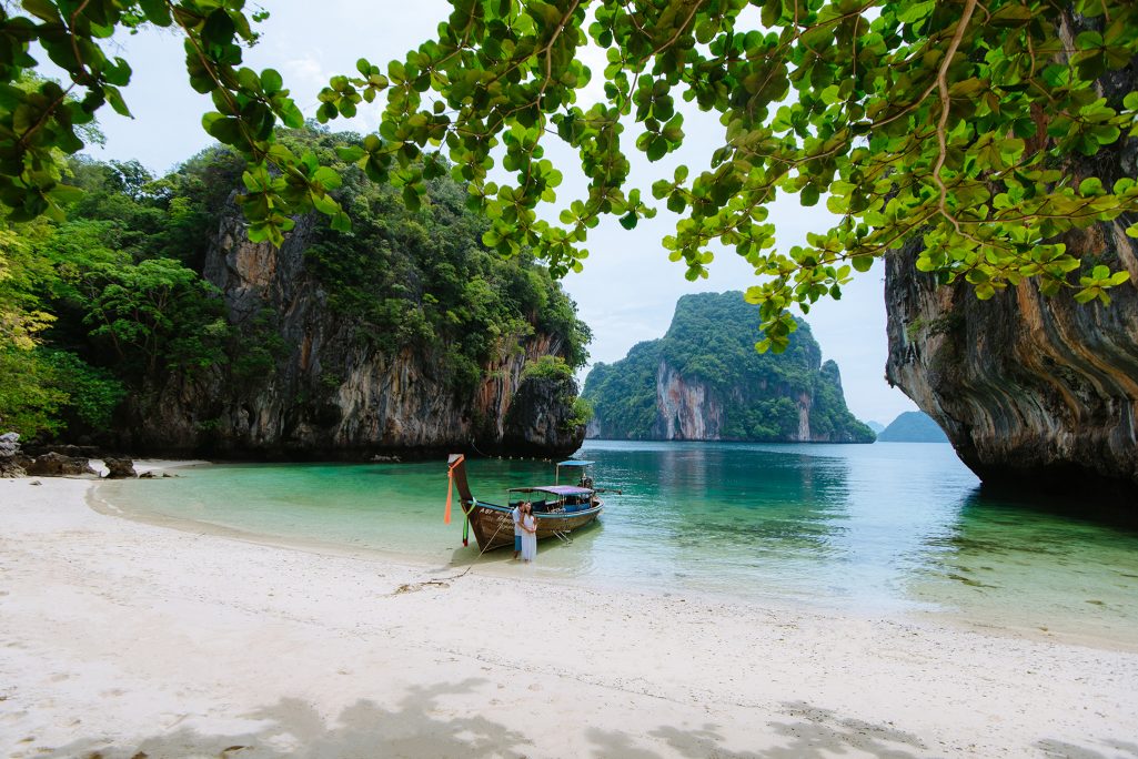 Krabi surprise proposal photographer, Krabi surprise proposal photography, Krabi surprise proposal photo at Hong island Krabi, Krabi surprise proposal planner, Krabi wedding planner, Krabi wedding decoration, Romantic on the beach at Krabi