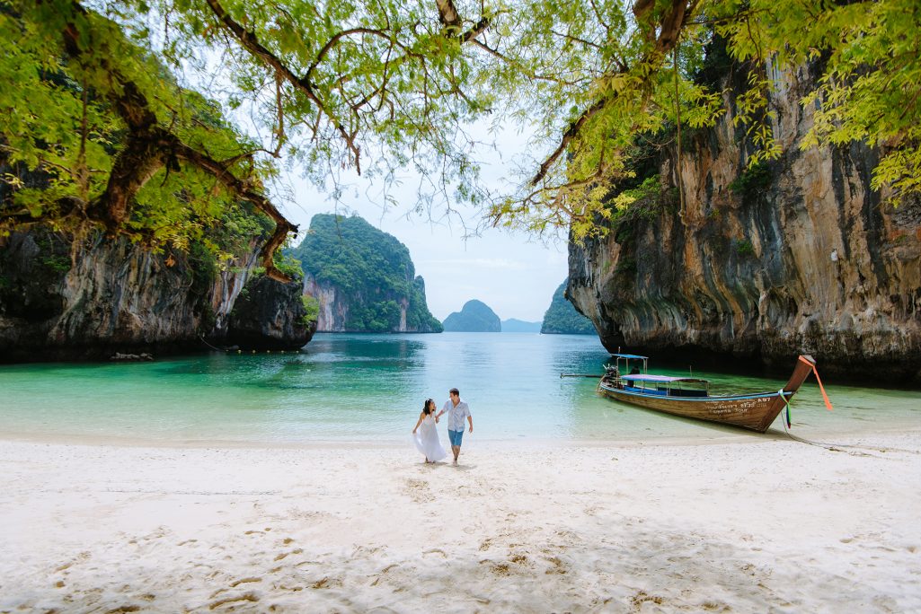 Krabi surprise proposal photographer, Krabi surprise proposal photography, Krabi surprise proposal photo at Hong island Krabi, Krabi surprise proposal planner, Krabi wedding planner, Krabi wedding decoration, Romantic on the beach at Krabi