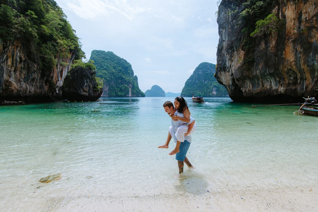 Krabi surprise proposal photographer, Krabi surprise proposal photography, Krabi surprise proposal photo at Hong island Krabi, Krabi surprise proposal planner, Krabi wedding planner, Krabi wedding decoration, Romantic on the beach at Krabi, Krabi photo travel, Krabi longtail boat, Krabi longtail boat for trip