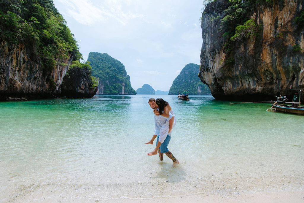 Krabi surprise proposal photographer, Krabi surprise proposal photography, Krabi surprise proposal photo at Hong island Krabi, Krabi surprise proposal planner, Krabi wedding planner, Krabi wedding decoration, Romantic on the beach at Krabi, Krabi photo travel, Krabi longtail boat, Krabi longtail boat for trip