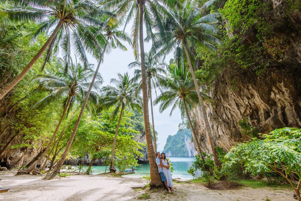 Krabi surprise proposal photographer, Krabi surprise proposal photography, Krabi surprise proposal photo at Hong island Krabi, Krabi surprise proposal planner, Krabi wedding planner, Krabi wedding decoration, Romantic on the beach at Krabi, Krabi photo travel, Krabi longtail boat, Krabi longtail boat for trip