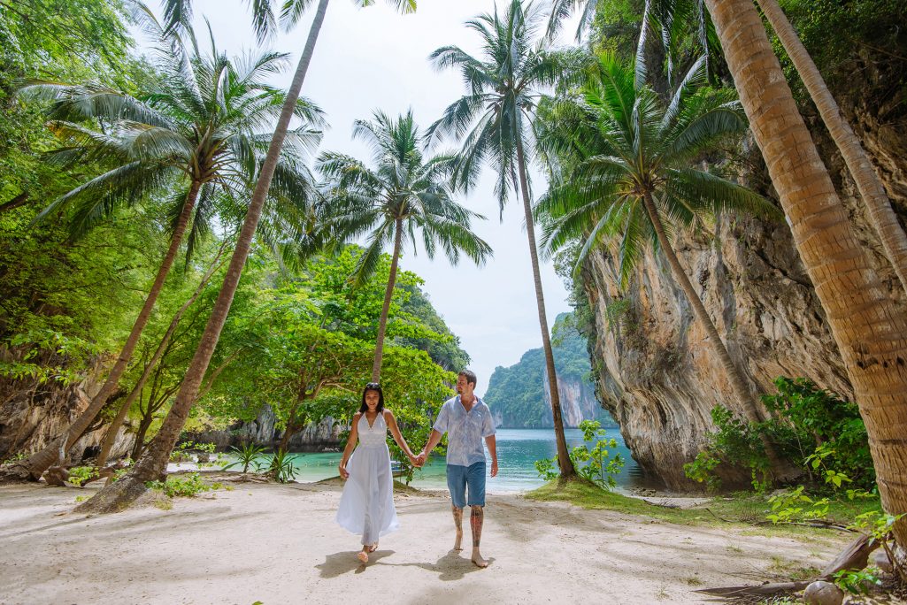 Krabi surprise proposal photographer, Krabi surprise proposal photography, Krabi surprise proposal photo at Hong island Krabi, Krabi surprise proposal planner, Krabi wedding planner, Krabi wedding decoration, Romantic on the beach at Krabi, Krabi photo travel, Krabi longtail boat, Krabi longtail boat for trip