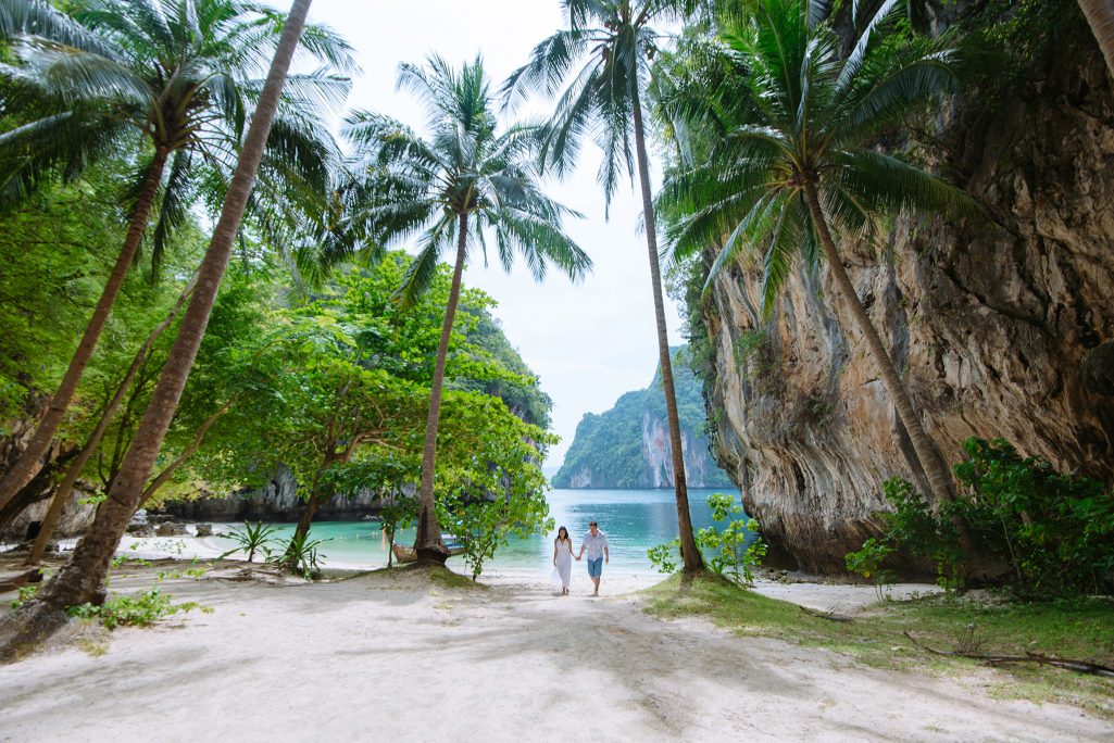 Krabi surprise proposal photographer, Krabi surprise proposal photography, Krabi surprise proposal photo at Hong island Krabi, Krabi surprise proposal planner, Krabi wedding planner, Krabi wedding decoration, Romantic on the beach at Krabi, Krabi photo travel, Krabi longtail boat, Krabi longtail boat for trip