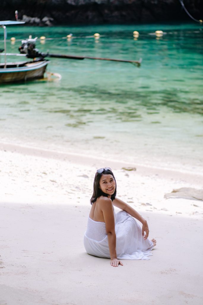Krabi surprise proposal photographer, Krabi surprise proposal photography, Krabi surprise proposal photo at Hong island Krabi, Krabi surprise proposal planner, Krabi wedding planner, Krabi wedding decoration, Romantic on the beach at Krabi, Krabi photo travel, Krabi longtail boat, Krabi longtail boat for trip