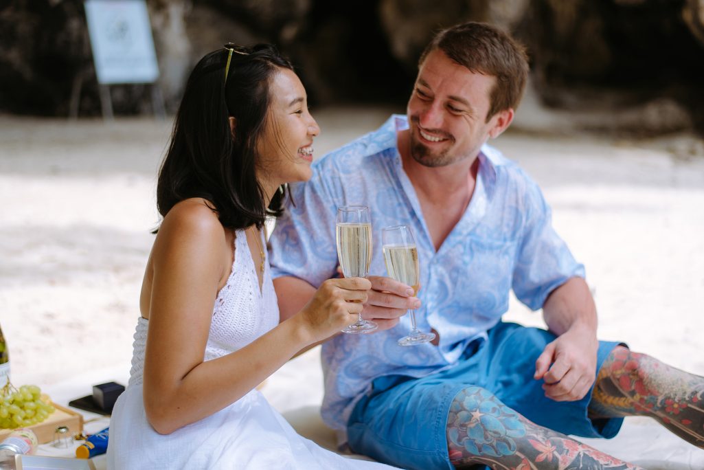 Krabi surprise proposal photographer, Krabi surprise proposal photography, Krabi surprise proposal photo at Hong island Krabi, Krabi surprise proposal planner, Krabi wedding planner, Krabi wedding decoration, Romantic on the beach at Krabi, Krabi photo travel, Krabi longtail boat, Krabi longtail boat for trip