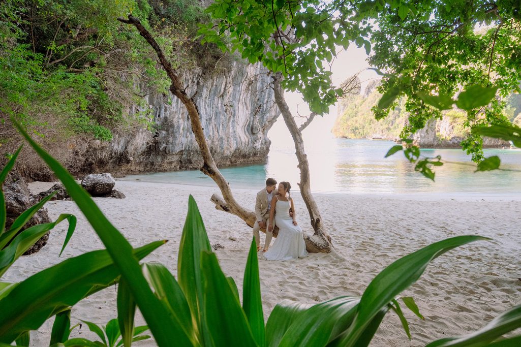 Elopement, Elopement wedding, Elopement wedding photography, Elopement wedding photographer, Elopement at island Krabi, Elopement wedding on boat Krabi, Longtail boat Krabi, Island elopement, Hong Island Krabi