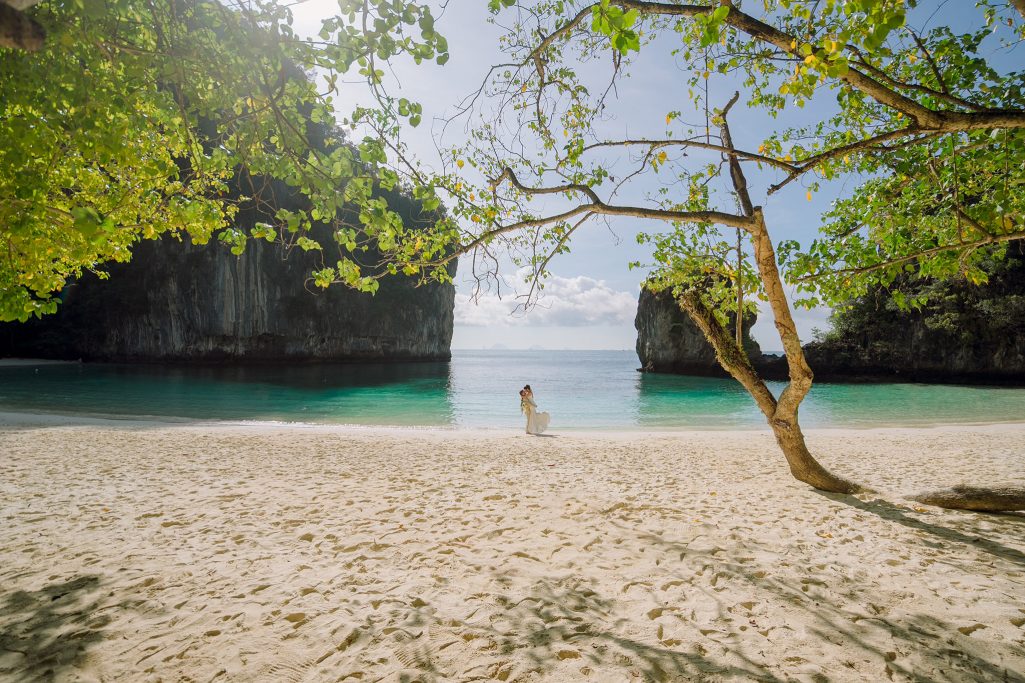 Elopement, Elopement wedding, Elopement wedding photography, Elopement wedding photographer, Elopement at island Krabi, Elopement wedding on boat Krabi, Longtail boat Krabi, Island elopement, Hong Island Krabi