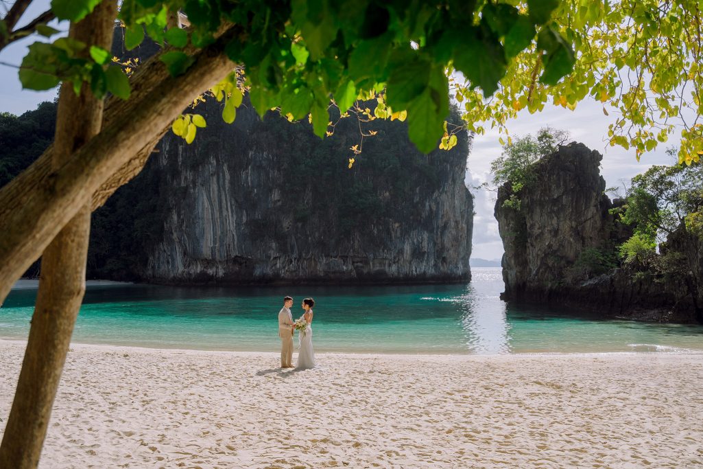Elopement, Elopement wedding, Elopement wedding photography, Elopement wedding photographer, Elopement at island Krabi, Elopement wedding on boat Krabi, Longtail boat Krabi, Island elopement, Hong Island Krabi